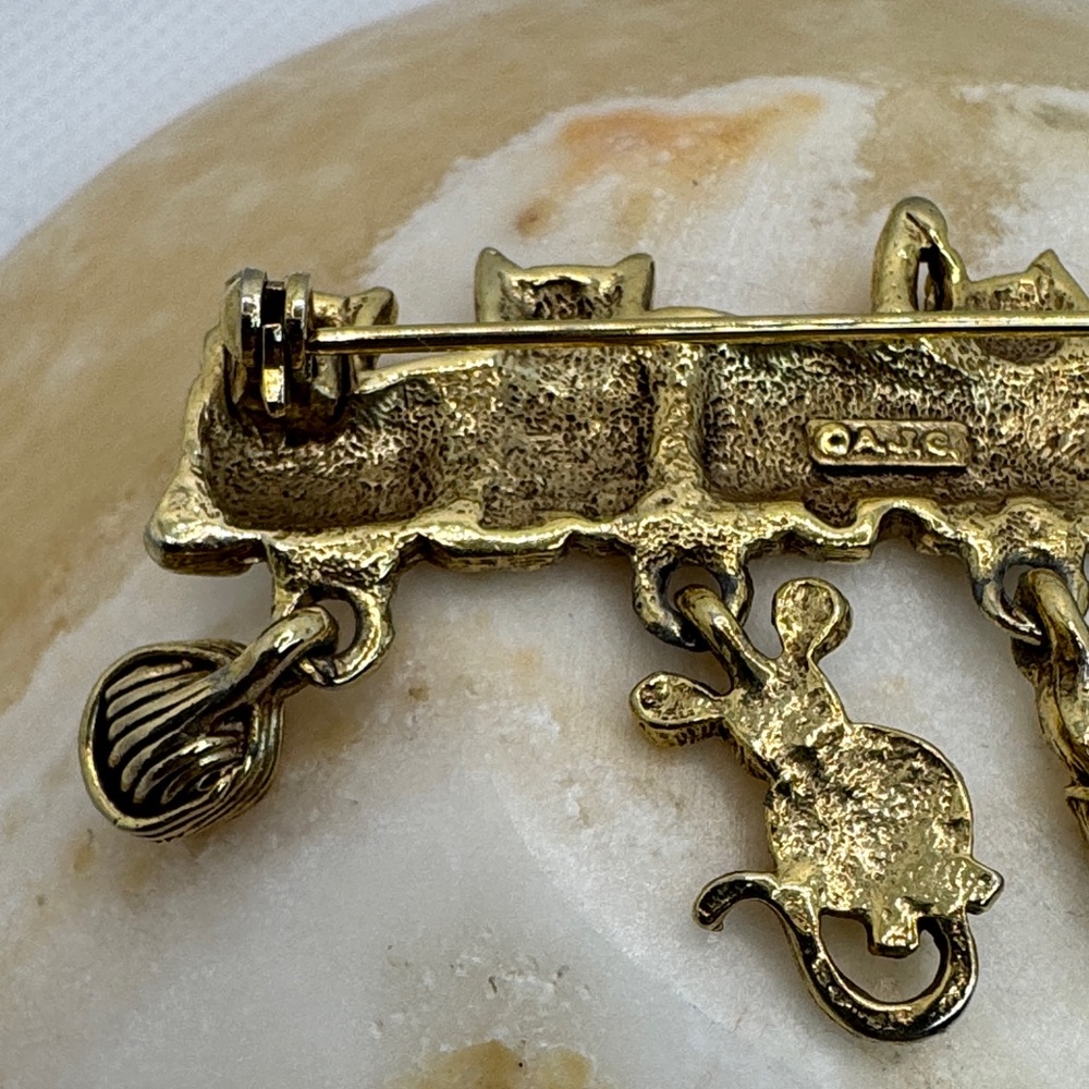 AJC Vintage gold-tone brooch with five cats and dangling charms. - Picture 10 of 12